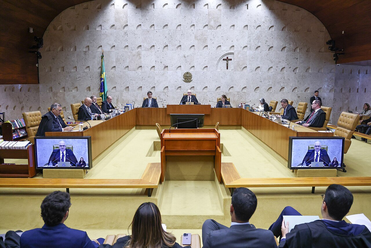Plenário do Supremo Tribunal Federal durante sessão de julgamento, com a bancada dos ministros ao fundo