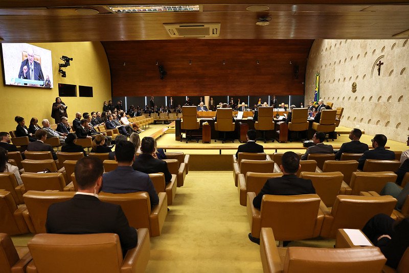 Plenário do Supremo Tribunal Federal durante sessão, com ministros à bancada e público nas cadeiras