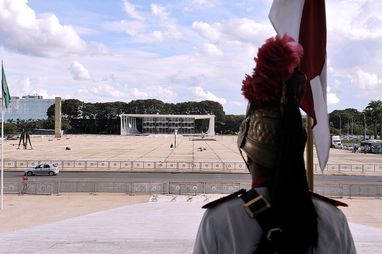 Fachada do Supremo Tribunal Federal vista da Praça dos Três Poderes, em Brasília
