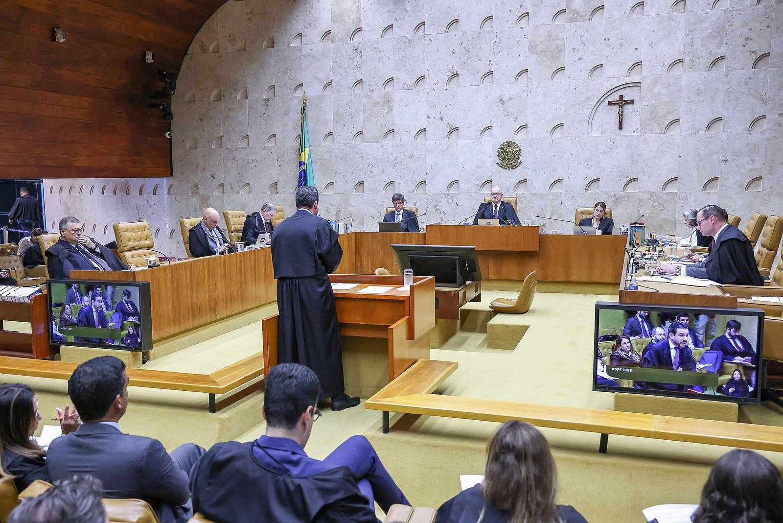 Sessão plenária do Supremo Tribunal Federal, em Brasília, com os ministros na bancada