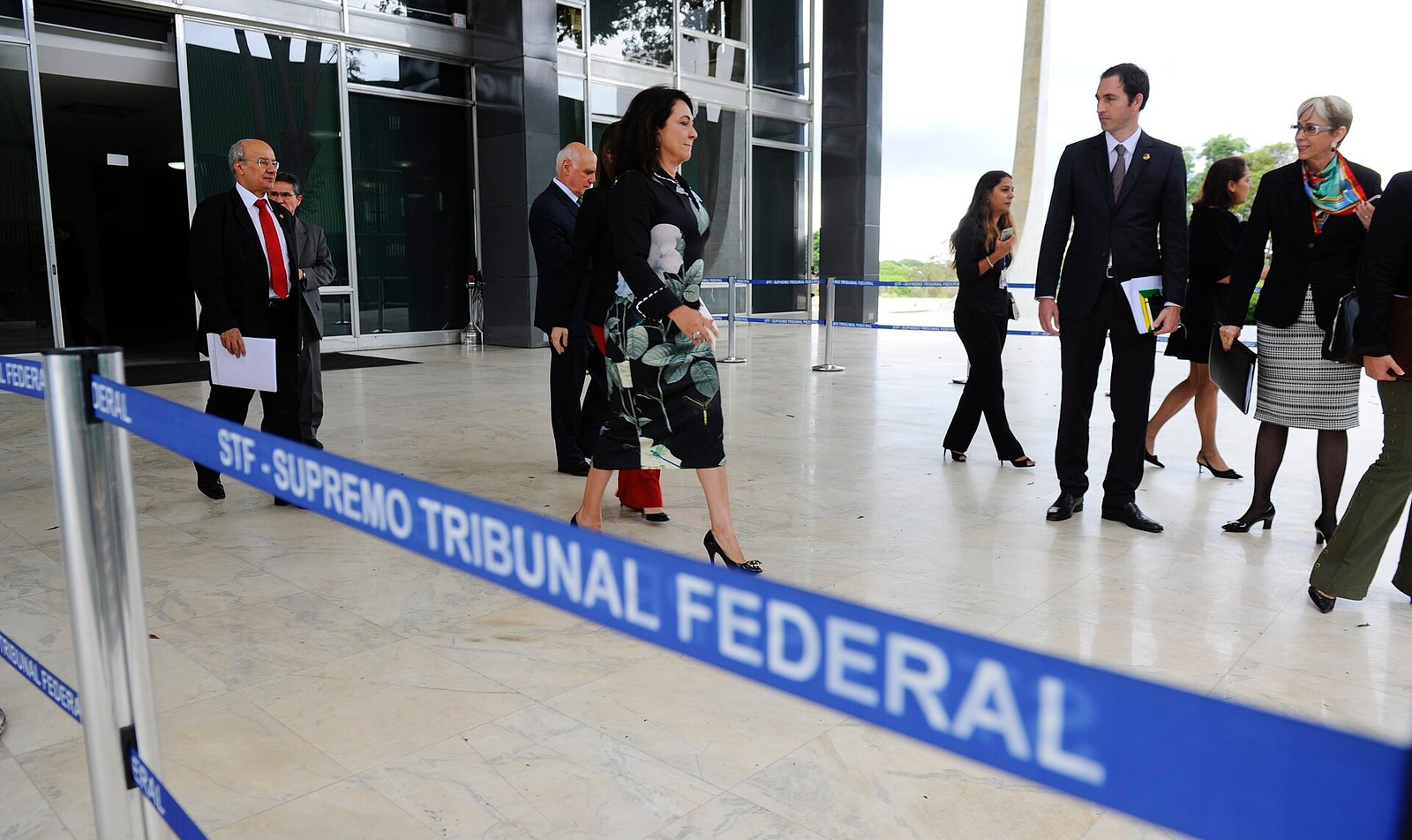 Saguão do Supremo Tribunal Federal com fita de isolamento azul com a inscrição STF Supremo Tribunal Federal em primeiro plano