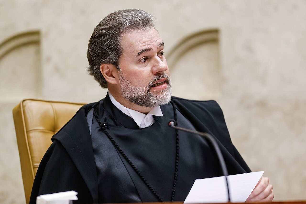 Ministro Dias Toffoli de toga falando ao microfone durante sessao no plenario do Supremo Tribunal Federal