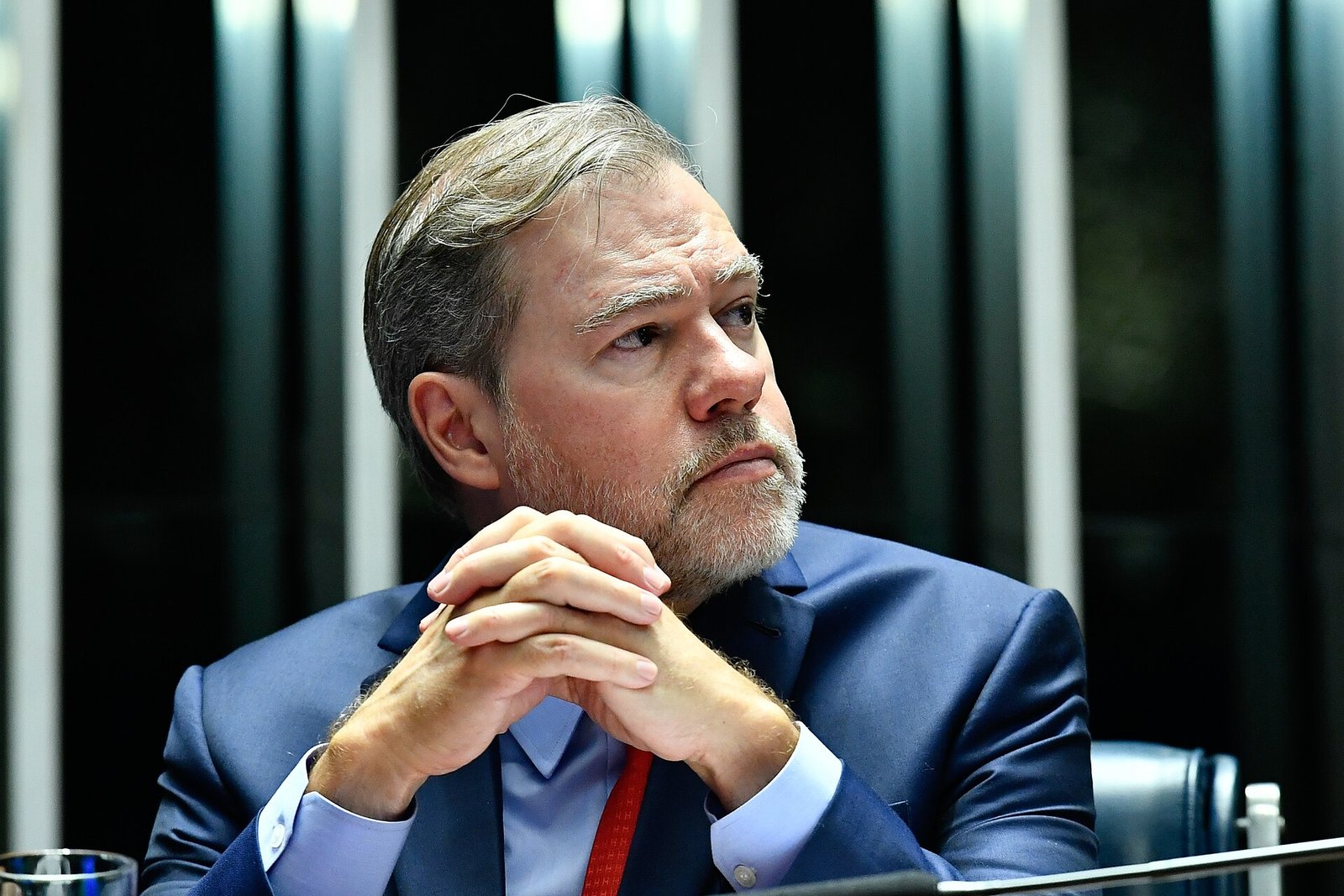 O ministro Dias Toffoli, do STF, de mãos unidas diante do rosto durante sessão