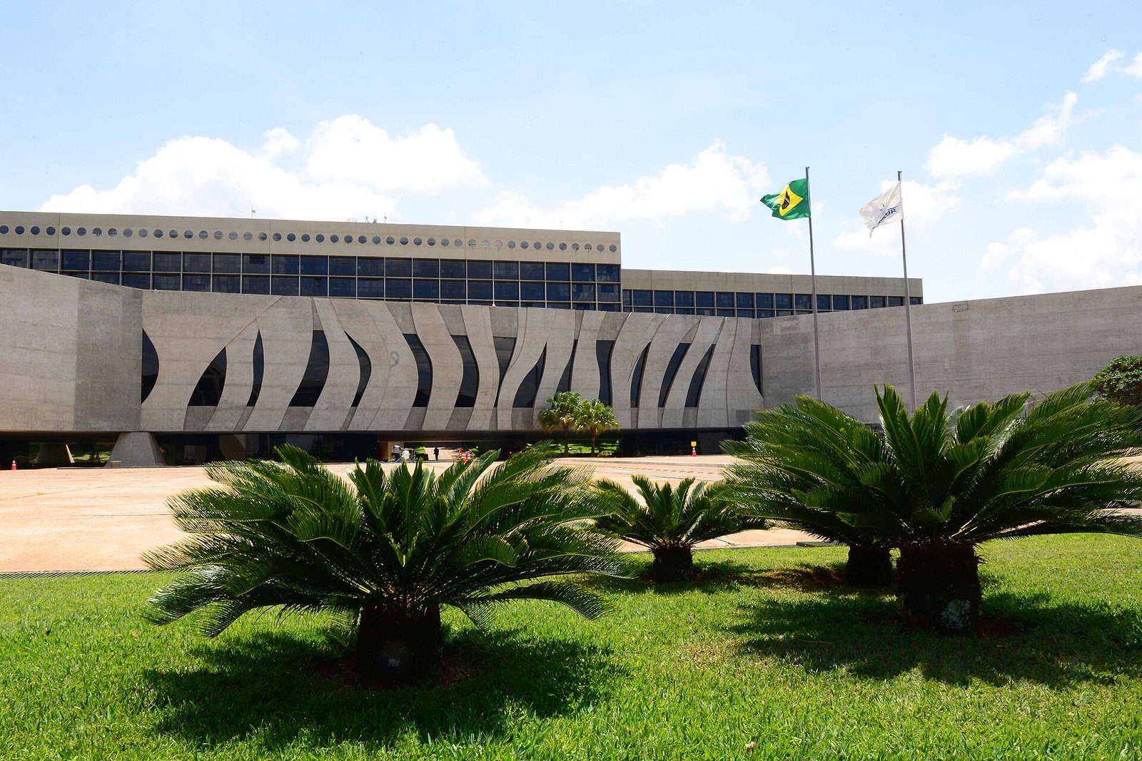 Fachada do edifício-sede do Superior Tribunal de Justiça, em Brasília, com bandeiras do Brasil e do STJ