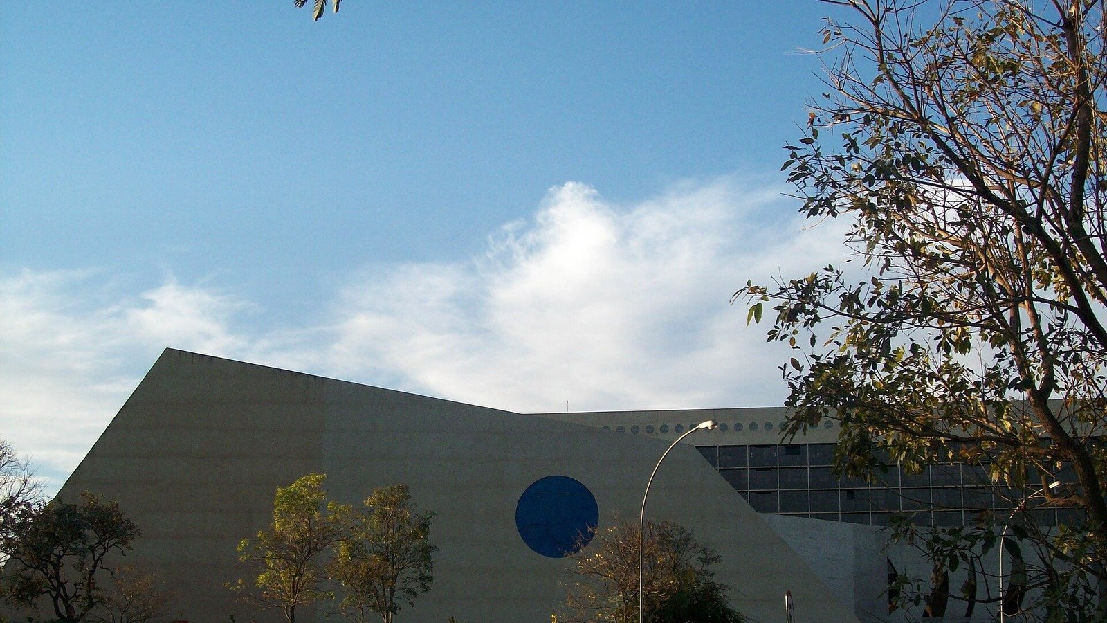 Fachada do edifício do Superior Tribunal de Justiça, em Brasília, com o disco azul na parede de concreto