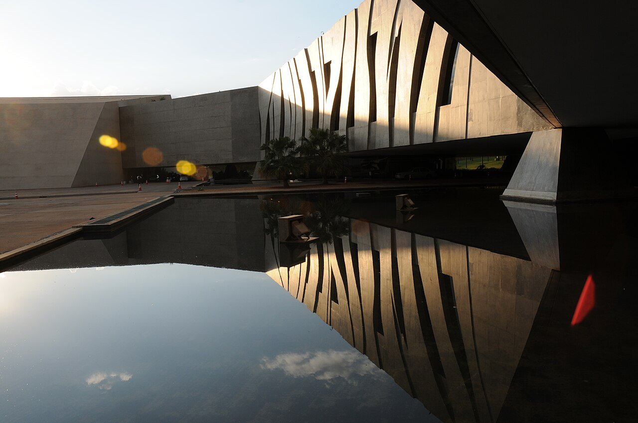 Fachada do edifício sede do Superior Tribunal de Justiça refletida no espelho d'água