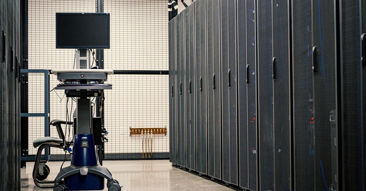 Corredor de data center com racks de servidores enfileirados