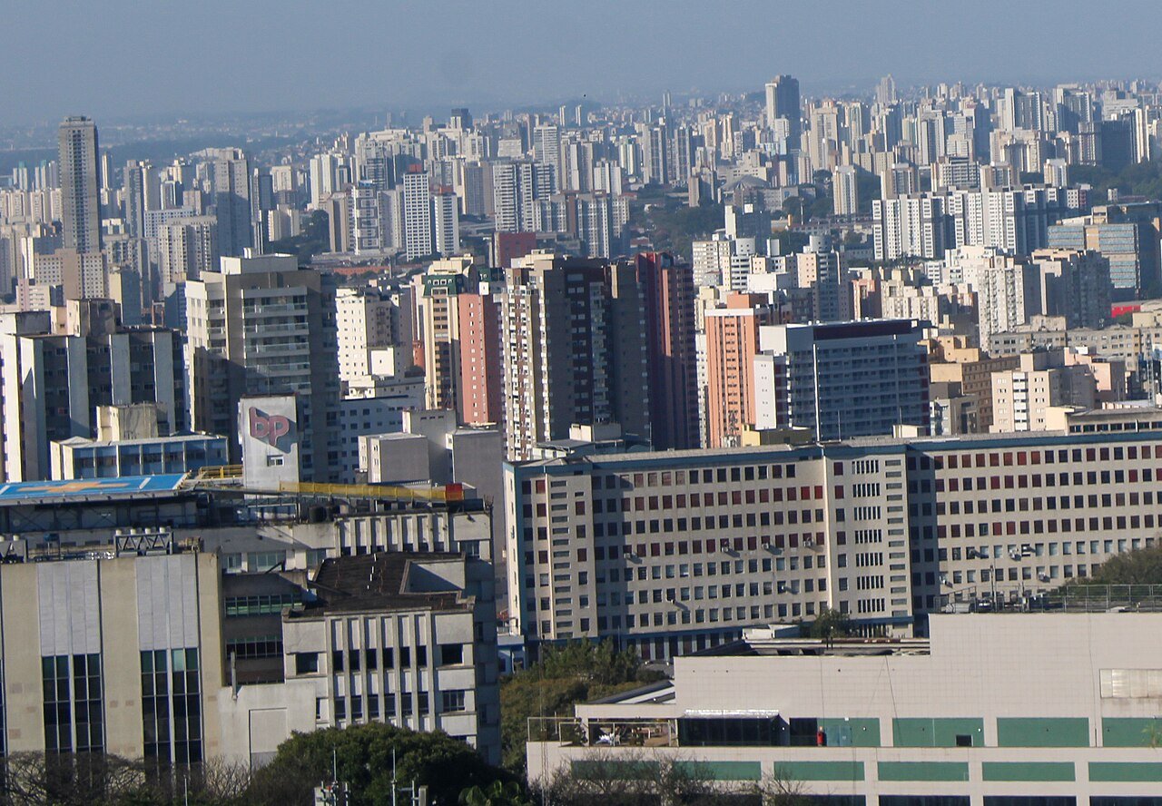 Vista aérea de prédios da cidade de São Paulo a partir da Avenida Paulista