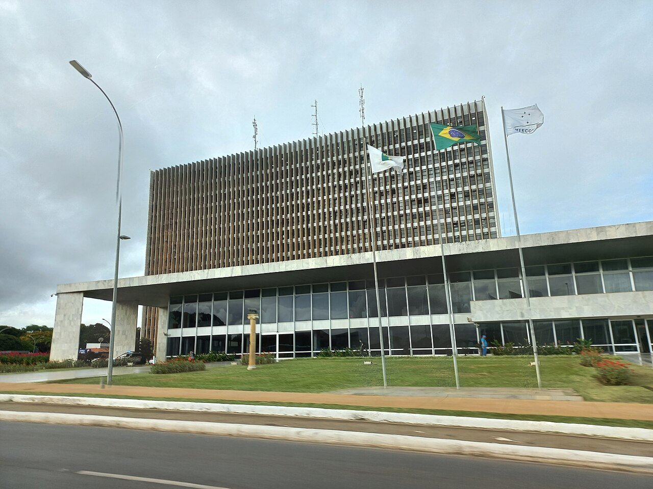 Fachada do edifício do Tribunal de Contas do Distrito Federal, em Brasília, com as bandeiras do Brasil, do DF e do Mercosul hasteadas