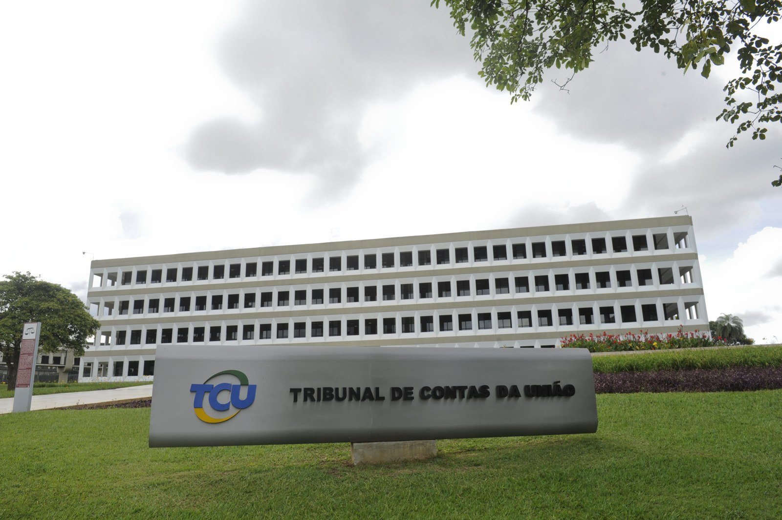Fachada do prédio-sede do Tribunal de Contas da União, em Brasília, com o letreiro do órgão em primeiro plano