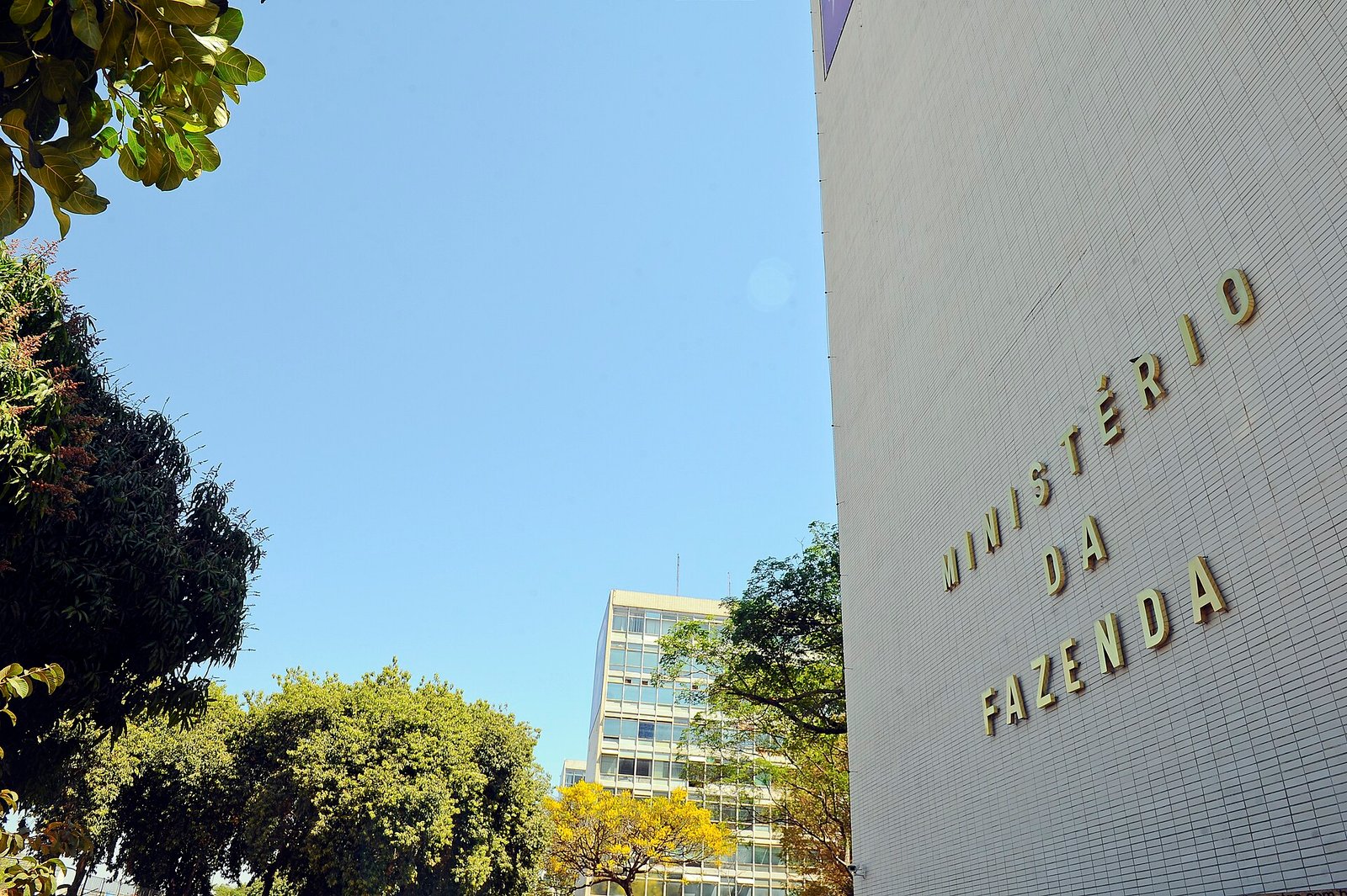 Fachada do edifício do Ministério da Fazenda, na Esplanada dos Ministérios, em Brasília, com as letras douradas do nome do órgão na parede