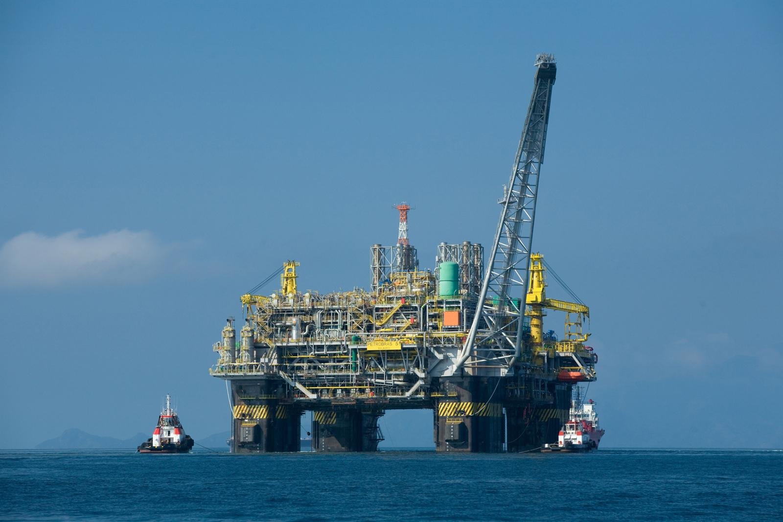 Plataforma de petróleo P-51, da Petrobras, com rebocadores ao lado, em foto de arquivo