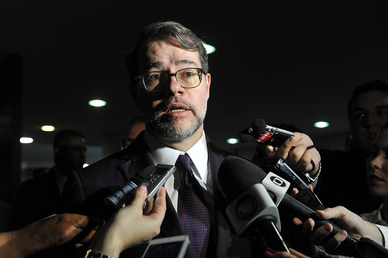 Ministro Dias Toffoli fala a jornalistas cercado de microfones