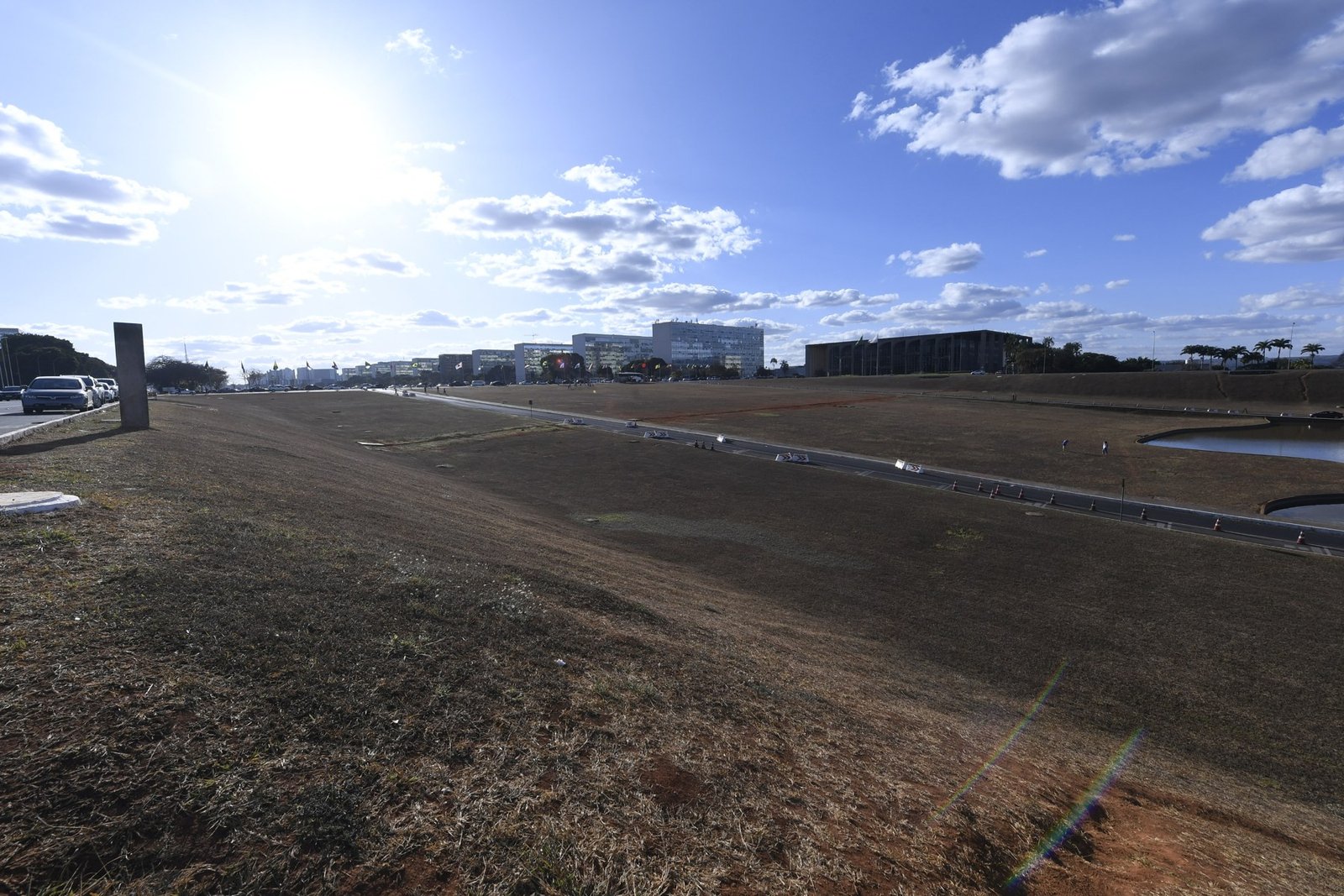 Vista da Esplanada dos Ministérios sob céu azul em Brasília