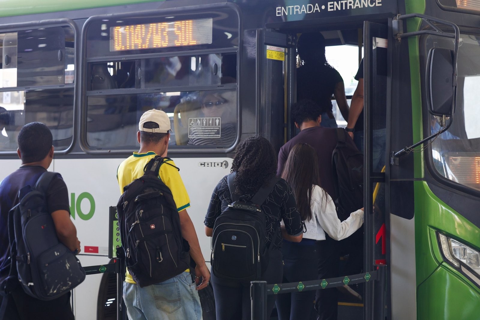 Passageiros embarcam em ônibus na Asa Sul, em Brasília, em foto de arquivo da Agência Brasil