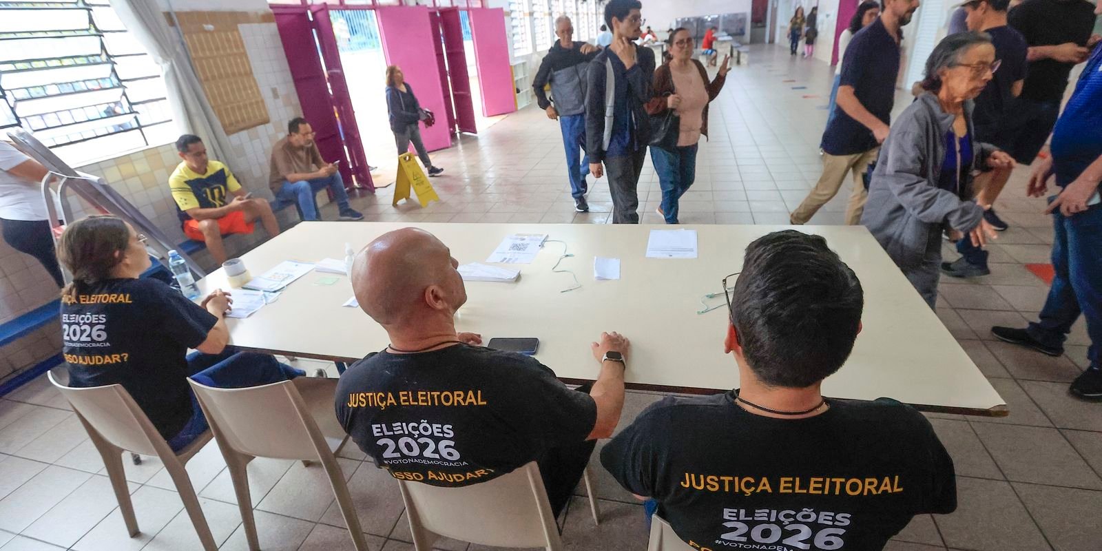 Mesários da Justiça Eleitoral em seção de votação durante o segundo turno das eleições de 2026