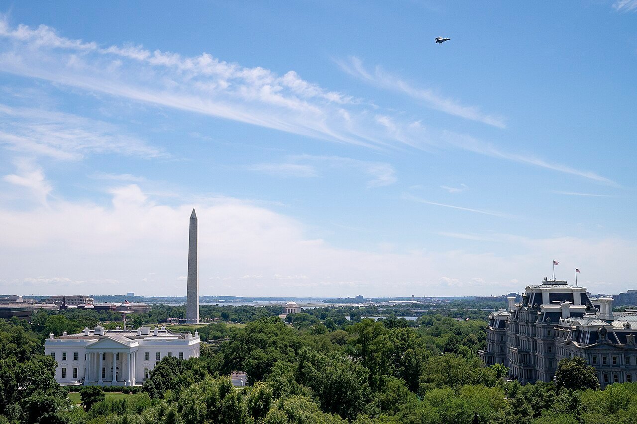 Vista da Casa Branca e do Monumento a Washington com caça sobrevoando a capital americana