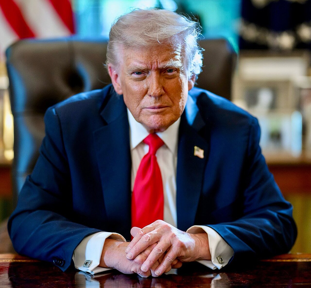 Retrato oficial do presidente Donald Trump sentado à mesa do Salão Oval, de junho de 2026