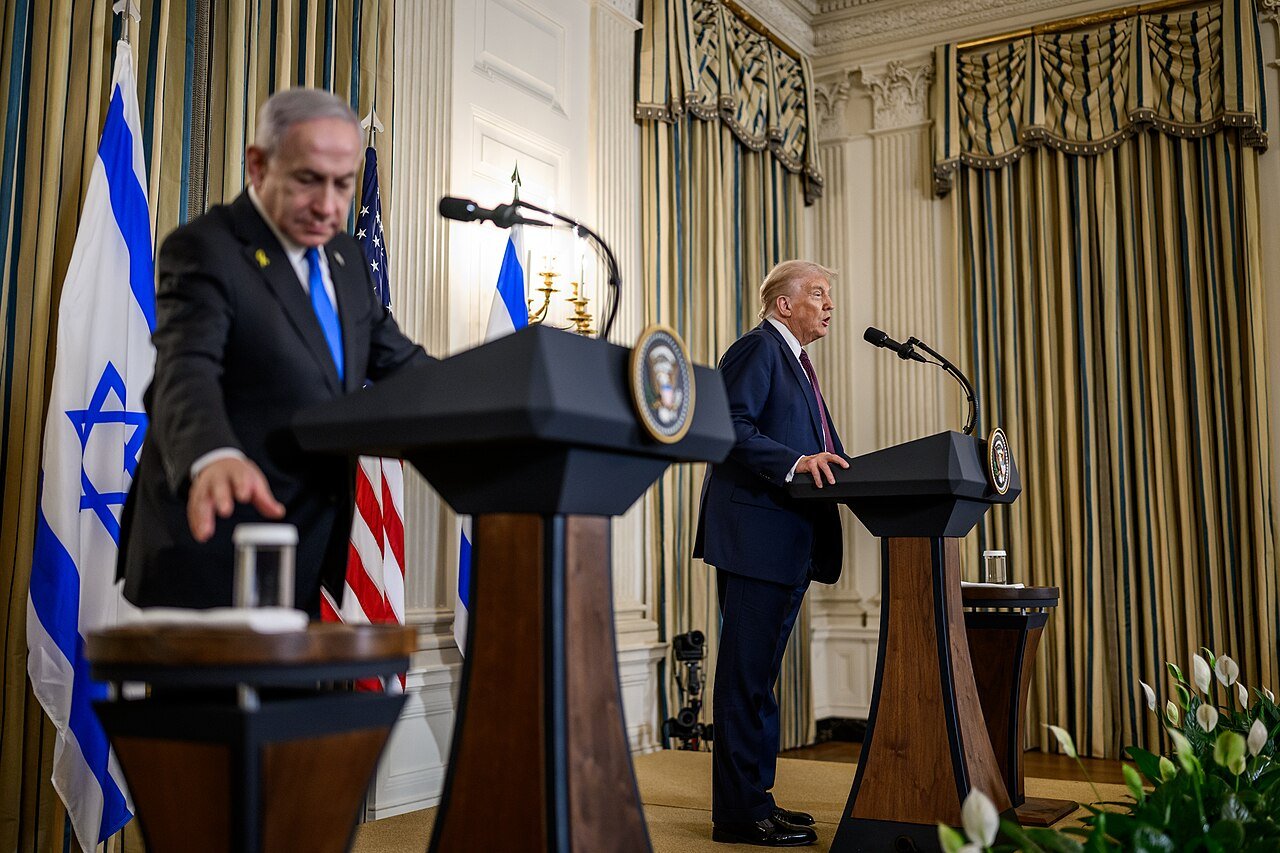Trump e Netanyahu em entrevista coletiva conjunta na Casa Branca, com bandeiras dos EUA e de Israel ao fundo