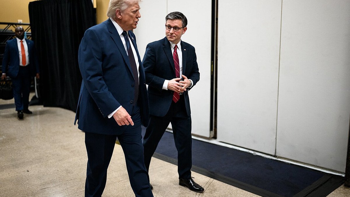Donald Trump caminha ao lado do presidente da Câmara dos Representantes dos Estados Unidos
