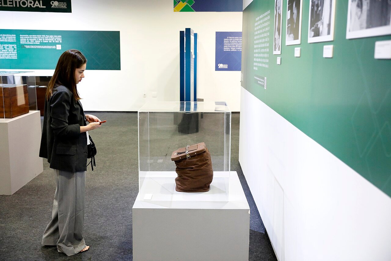 Exposicao dos 90 anos da Justica Eleitoral na sede do TSE, em Brasilia, com urna historica de lona em vitrine