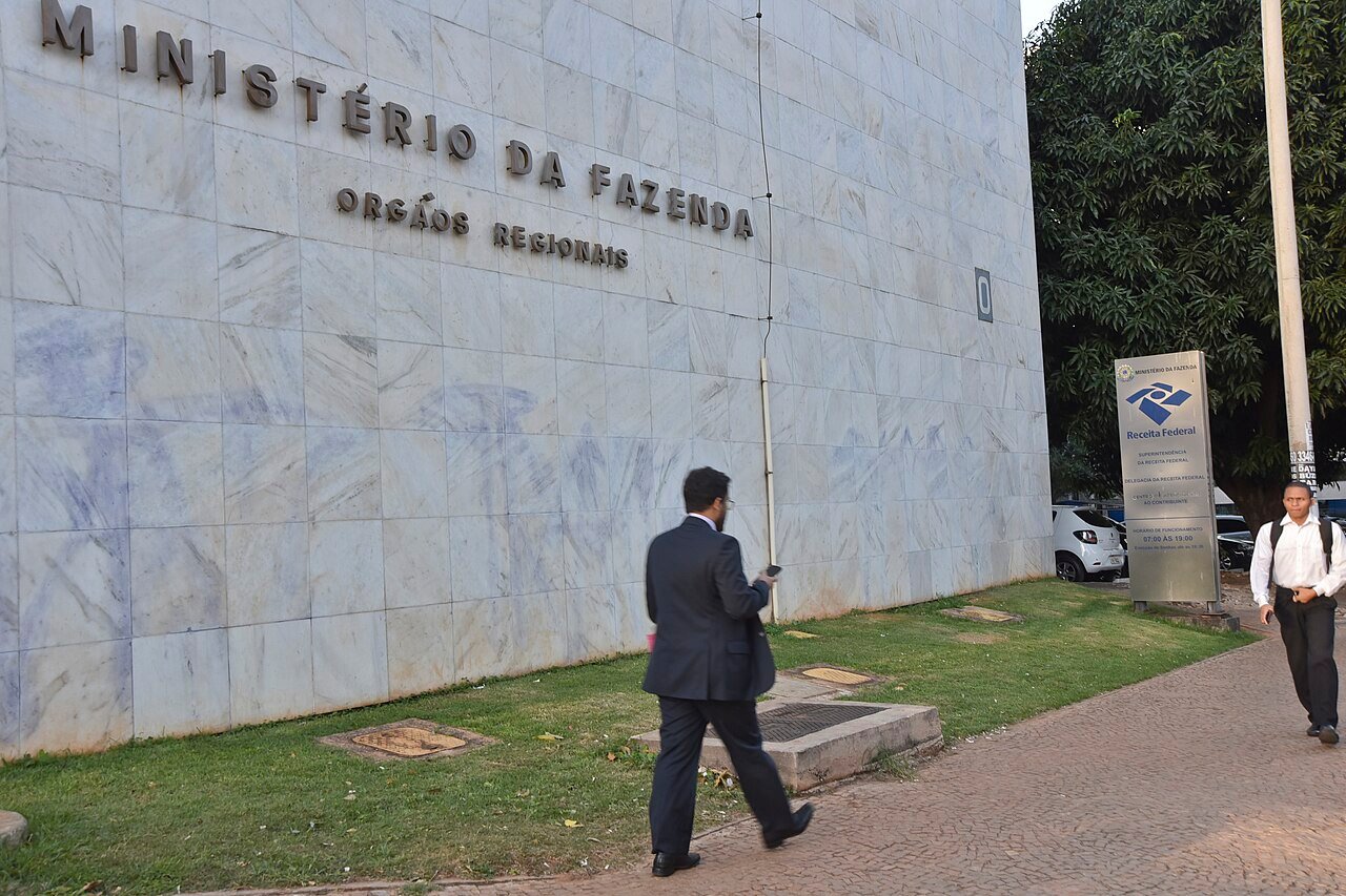 Fachada de prédio do Ministério da Fazenda em Brasília com placa da Receita Federal