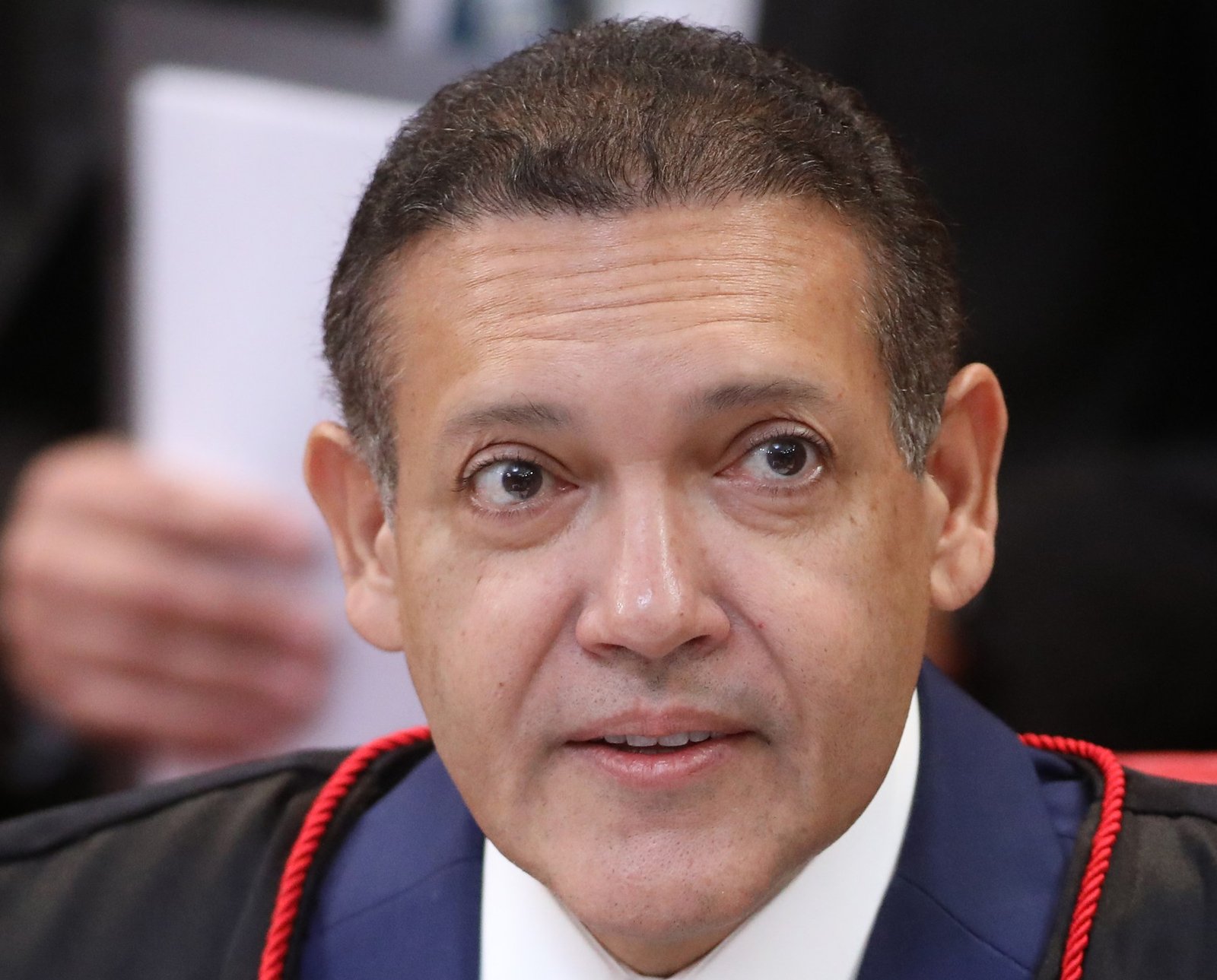 O ministro Kassio Nunes Marques, presidente do TSE, de toga, falando ao microfone