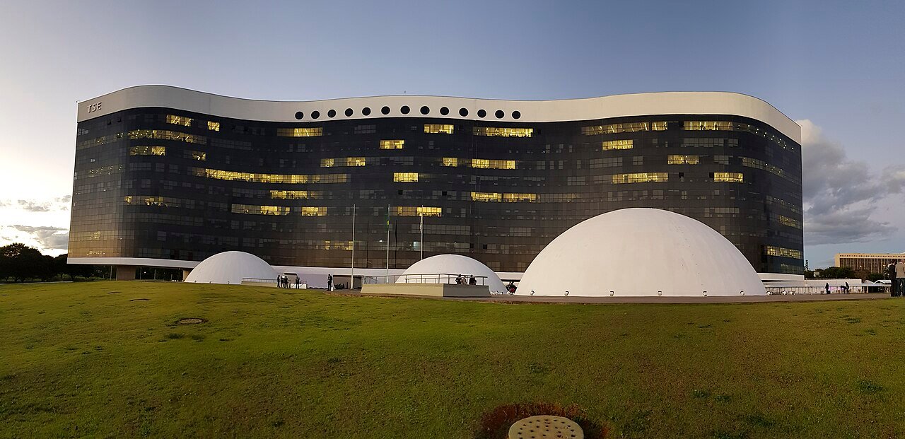 Fachada do edifício-sede do Tribunal Superior Eleitoral, em Brasília, ao entardecer