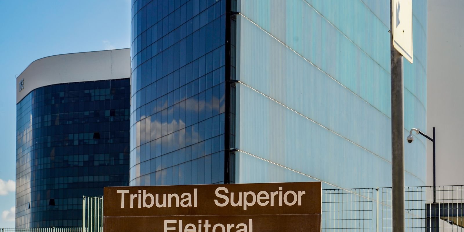 Fachada do Tribunal Superior Eleitoral, em Brasília, com a placa de identificação do tribunal em primeiro plano