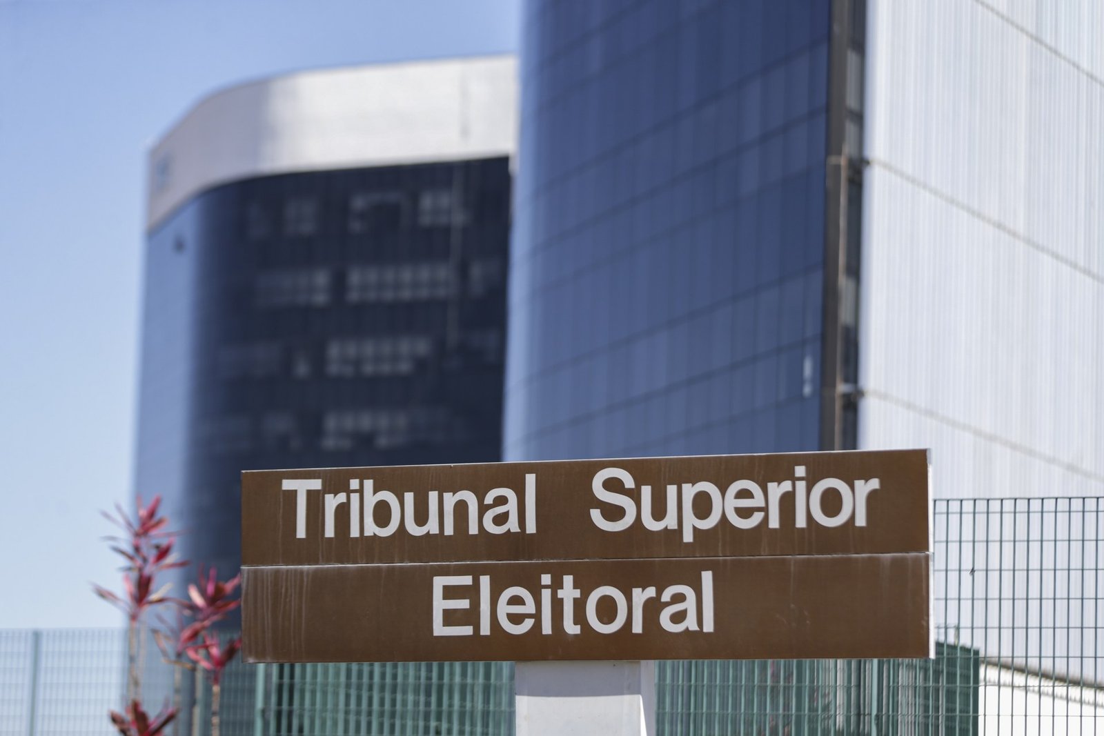 Placa com o nome Tribunal Superior Eleitoral em frente aos prédios da sede do TSE, em Brasília