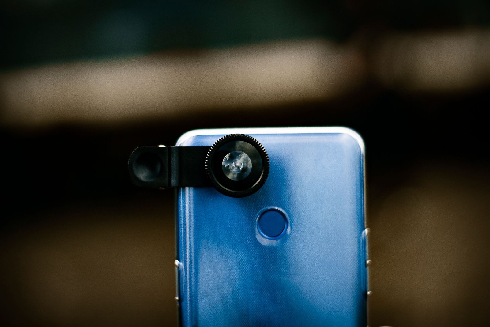 Lente de câmera acoplada à parte traseira de um smartphone