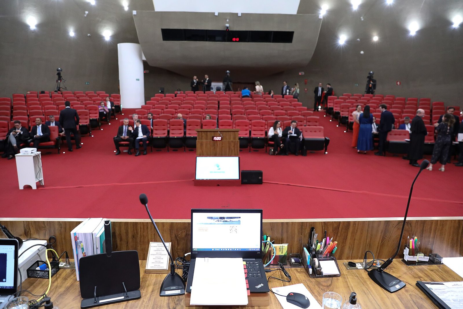 Plenário do Tribunal Superior Eleitoral visto da mesa de julgamento