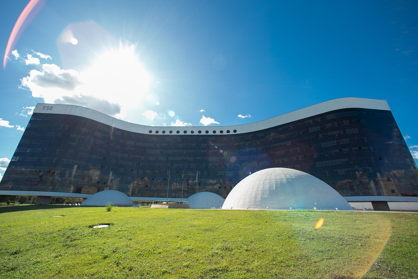 Fachada da sede do Tribunal Superior Eleitoral, em Brasilia, com a sigla TSE e bandeira do Brasil
