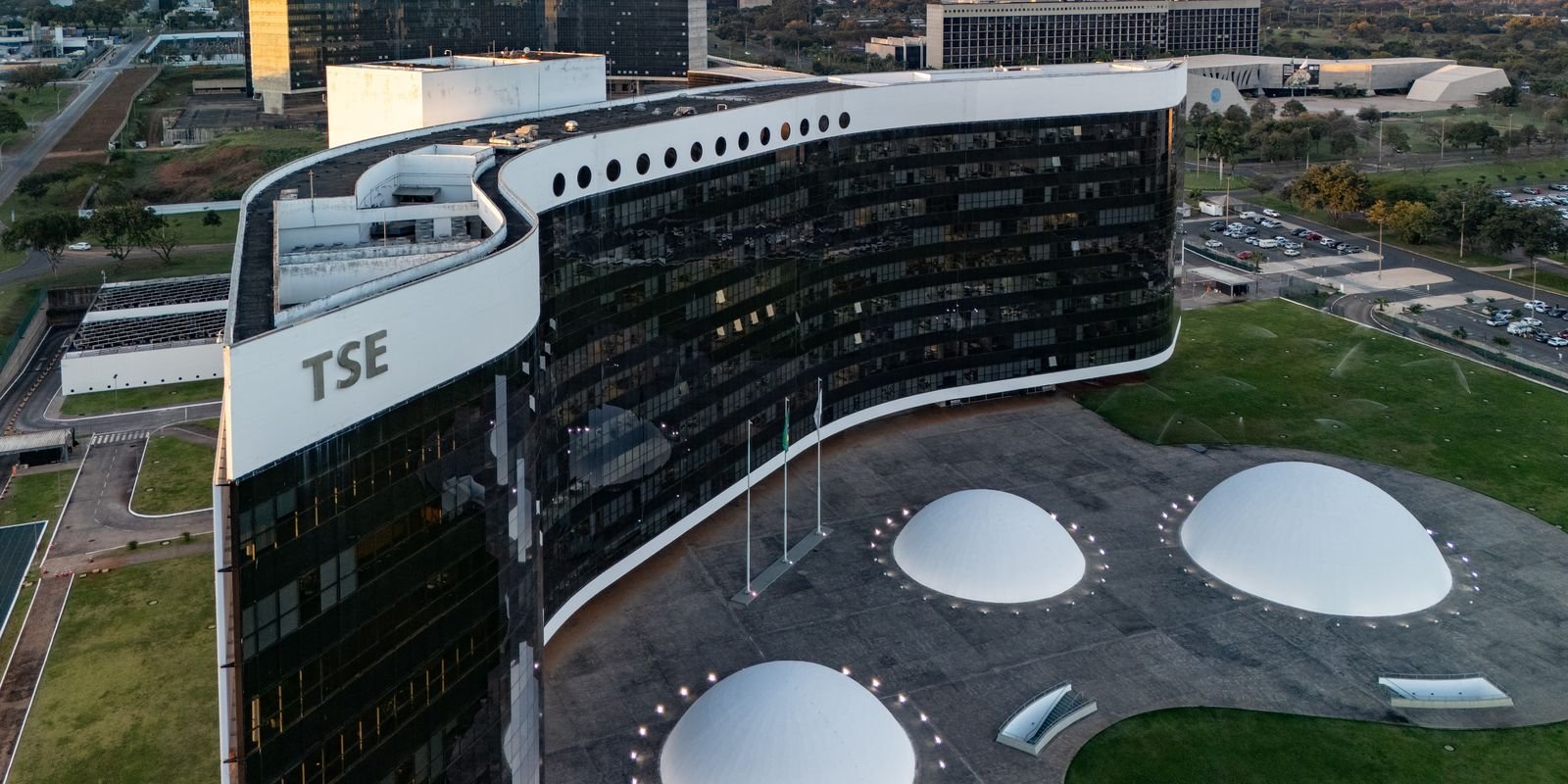 Vista aérea do edifício-sede do Tribunal Superior Eleitoral, em Brasília, com a sigla TSE na fachada