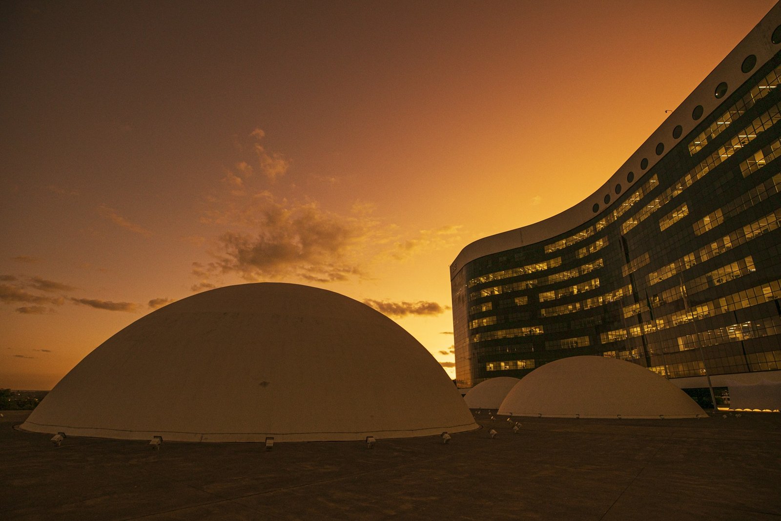 Cúpulas e fachada do prédio do Tribunal Superior Eleitoral, em Brasília, ao entardecer