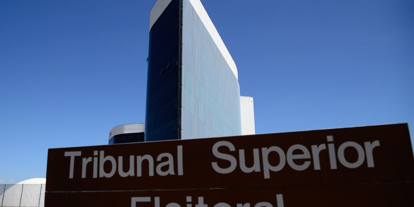 Placa do Tribunal Superior Eleitoral em frente ao prédio-sede, em Brasília (foto de arquivo)
