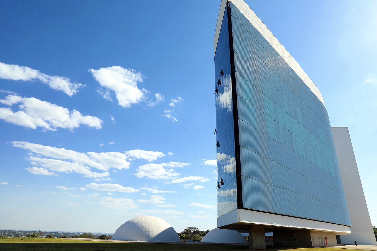 Edificio-sede do Tribunal Superior Eleitoral em Brasilia, com fachada espelhada e ceu azul