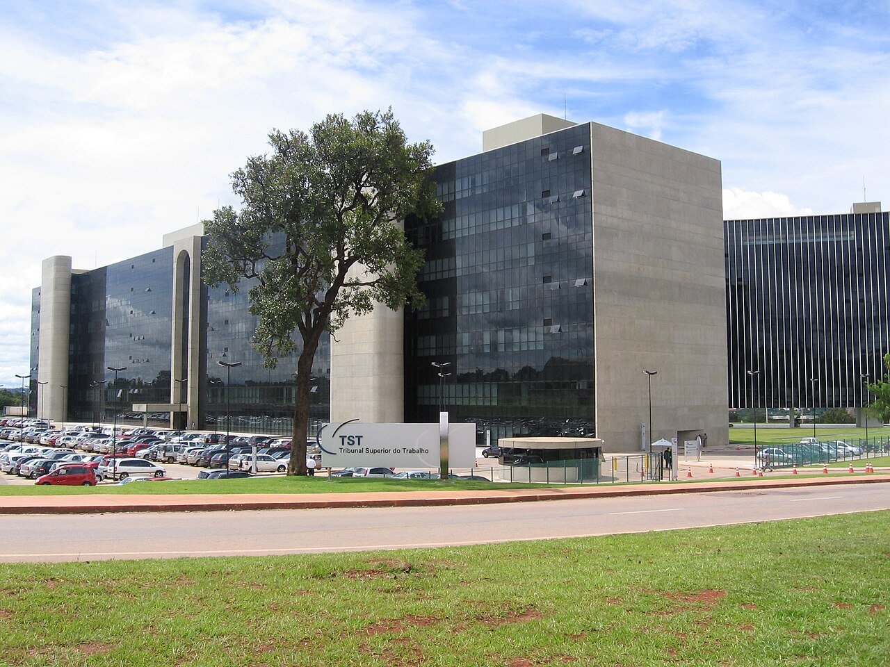 Fachada do edifício do Tribunal Superior do Trabalho, em Brasília, com a placa de identificação em primeiro plano