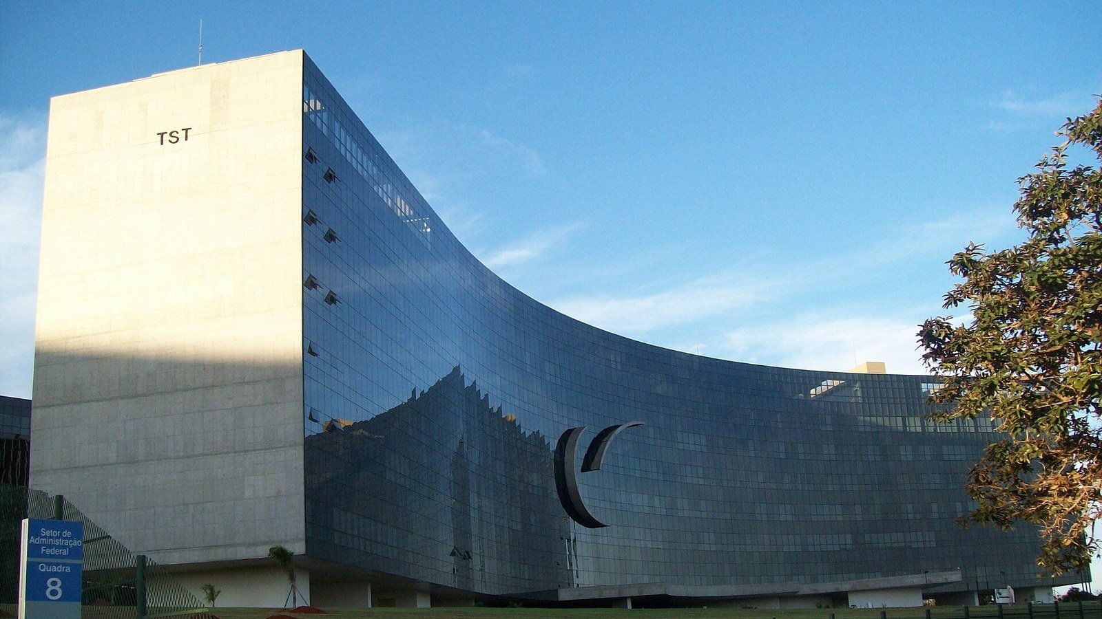 Fachada da sede do Tribunal Superior do Trabalho, em Brasília