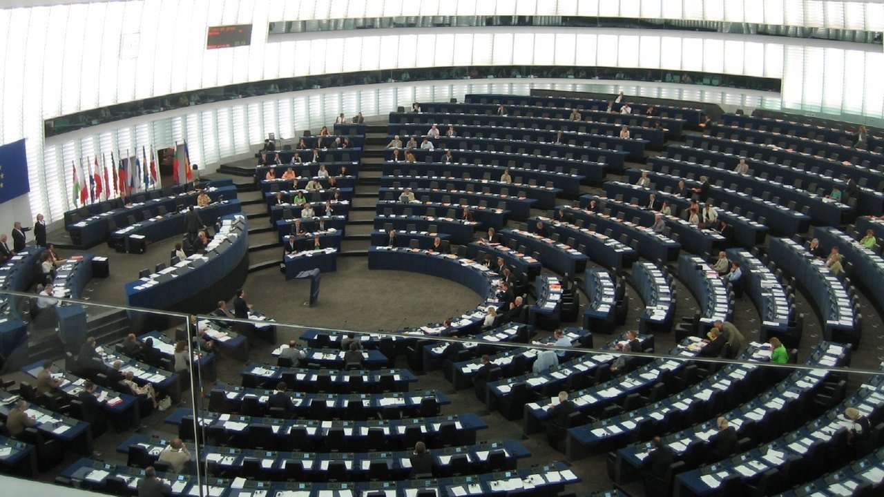 Plenário do Parlamento Europeu em Estrasburgo com a bandeira da União Europeia