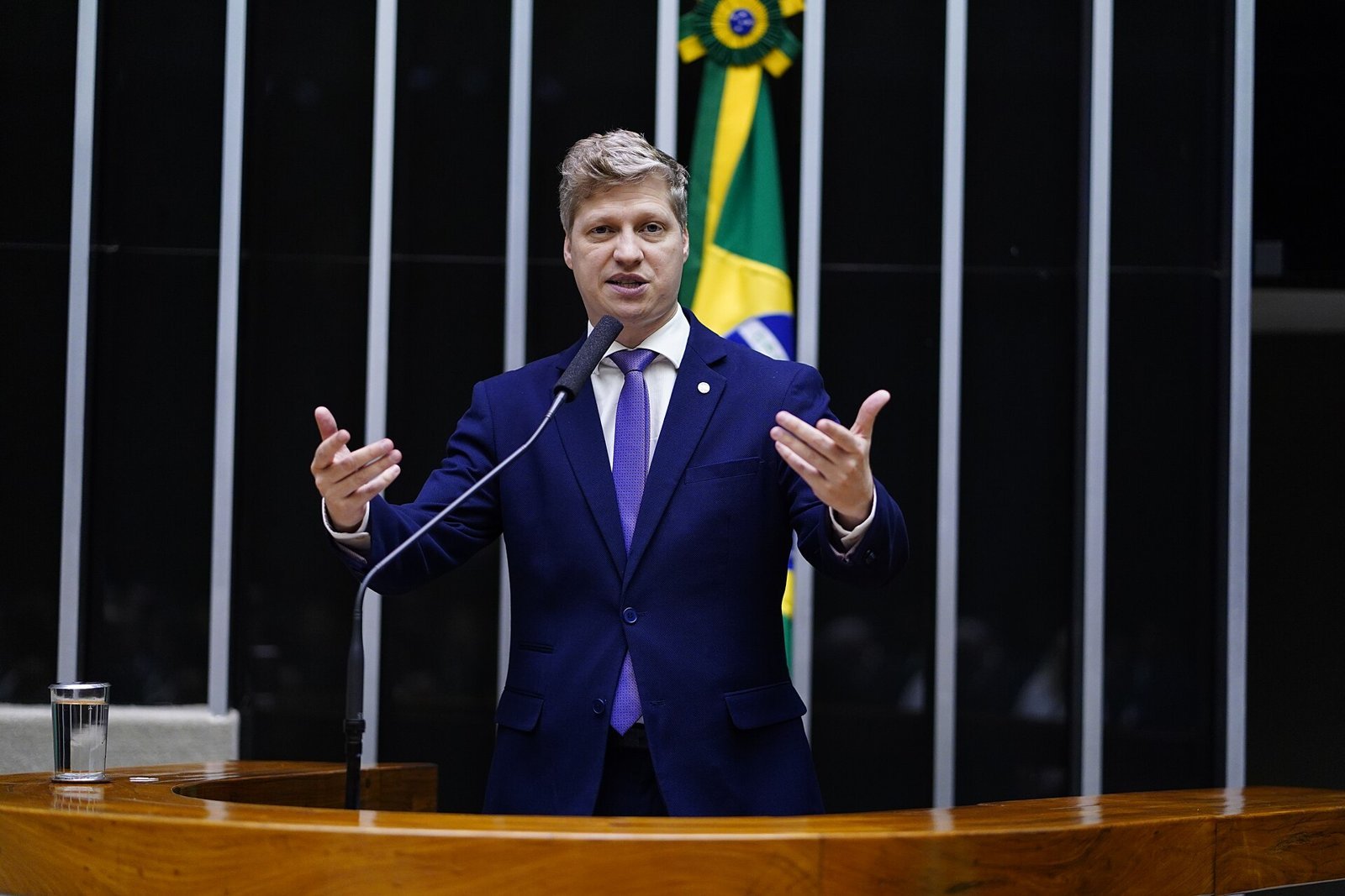 Deputado Marcel van Hattem discursa na tribuna da Câmara dos Deputados