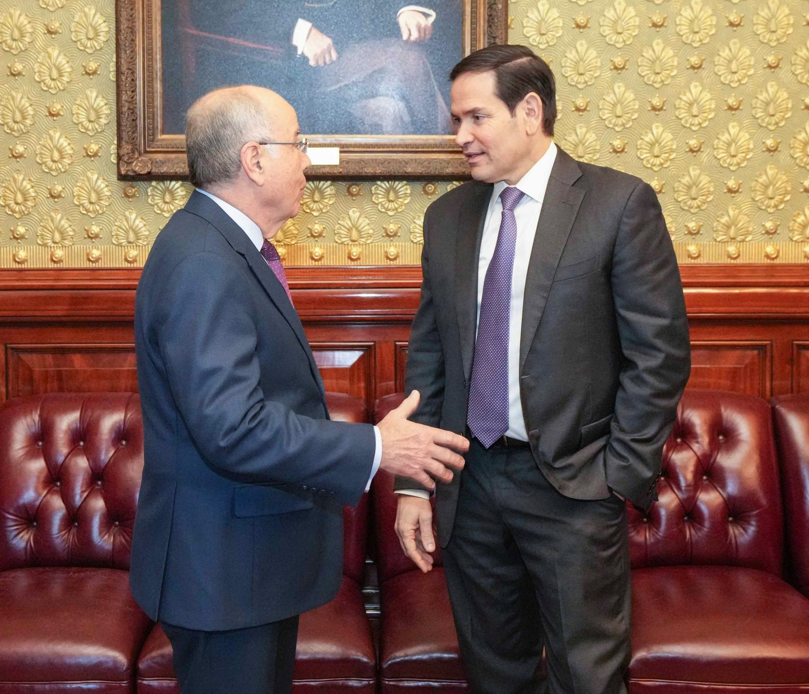 Mauro Vieira e Marco Rubio conversam de pé em sala com poltronas de couro, em foto de arquivo de outubro de 2025