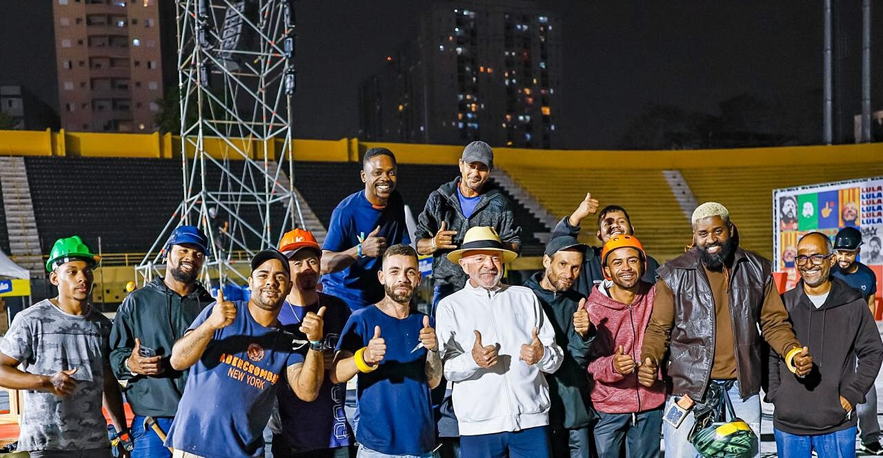 Estádio da Vila Euclides, em São Bernardo do Campo, durante a montagem da estrutura do ato de campanha