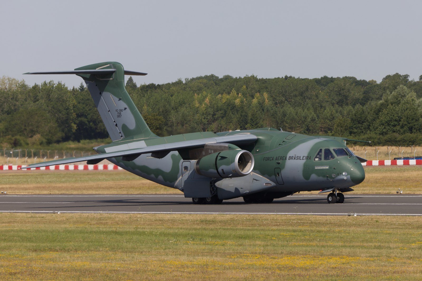 Avião KC-390 Millennium da Força Aérea Brasileira em pista de pouso