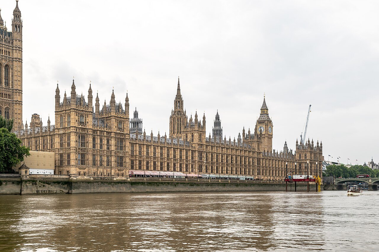 Palácio de Westminster, sede do Parlamento britânico, visto da margem oposta do rio Tâmisa