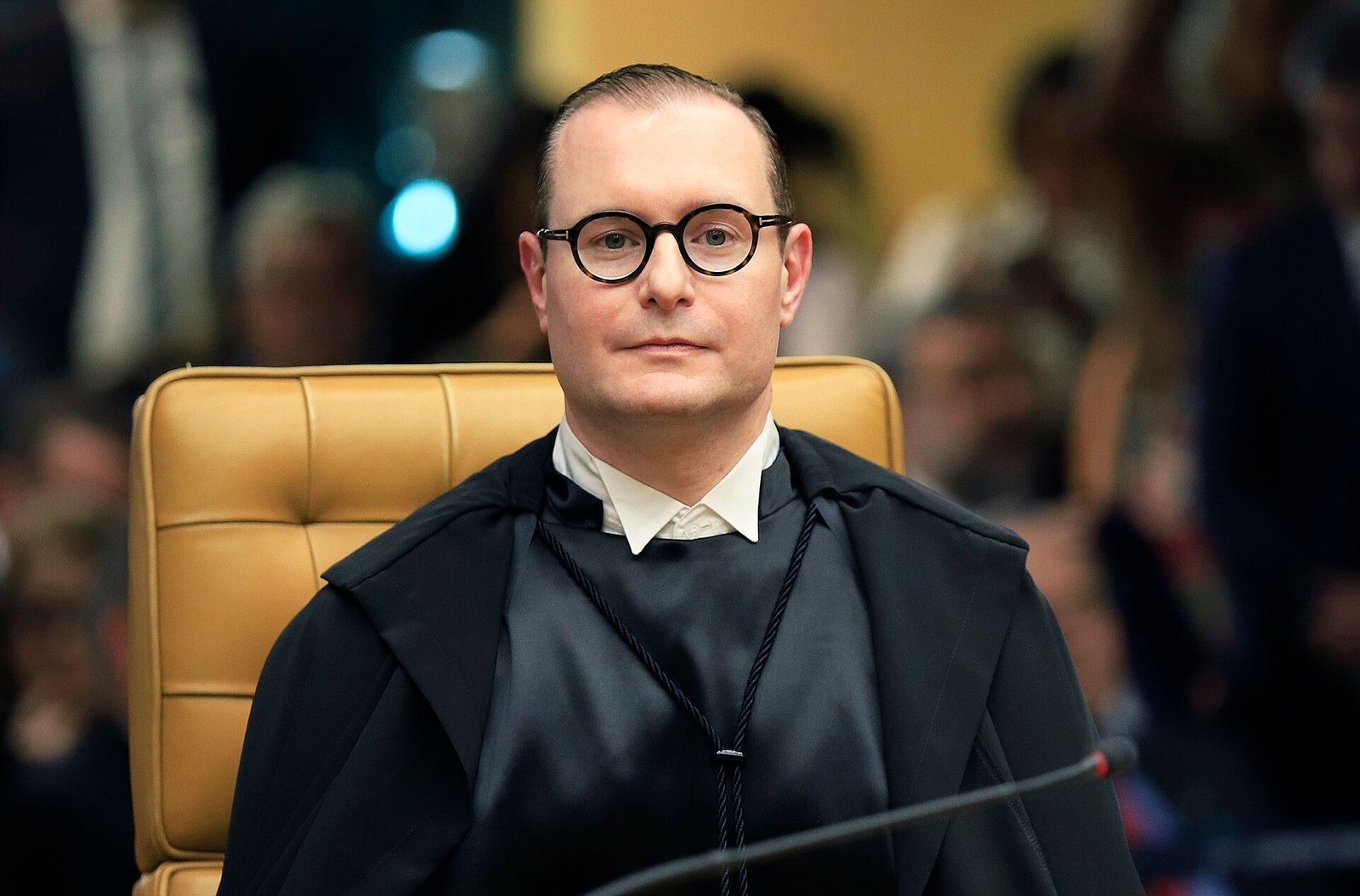 O ministro Cristiano Zanin, de toga, sentado em sessão do Supremo Tribunal Federal