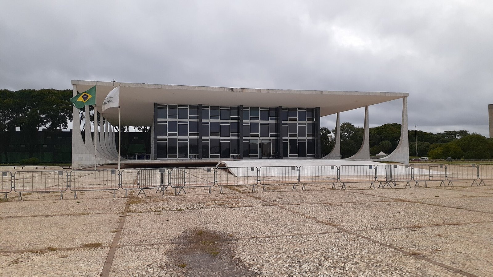 Fachada do Palácio do Supremo Tribunal Federal, em Brasília, com grades de contenção na praça