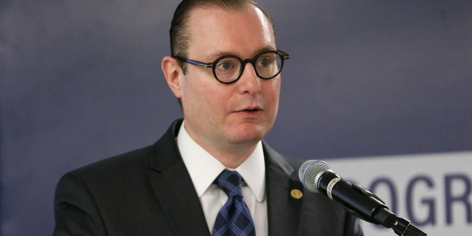 O ministro do STF Cristiano Zanin discursa ao microfone em evento no Supremo (foto de arquivo, setembro de 2023)