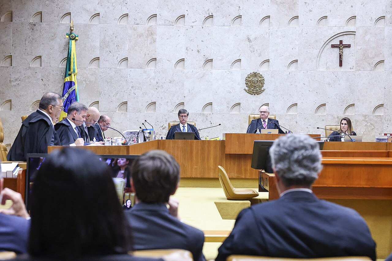 Sessão plenária do Supremo Tribunal Federal com os ministros no plenário